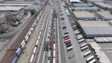 contenedores de carga comercial almacenados en el astillero, vista aérea