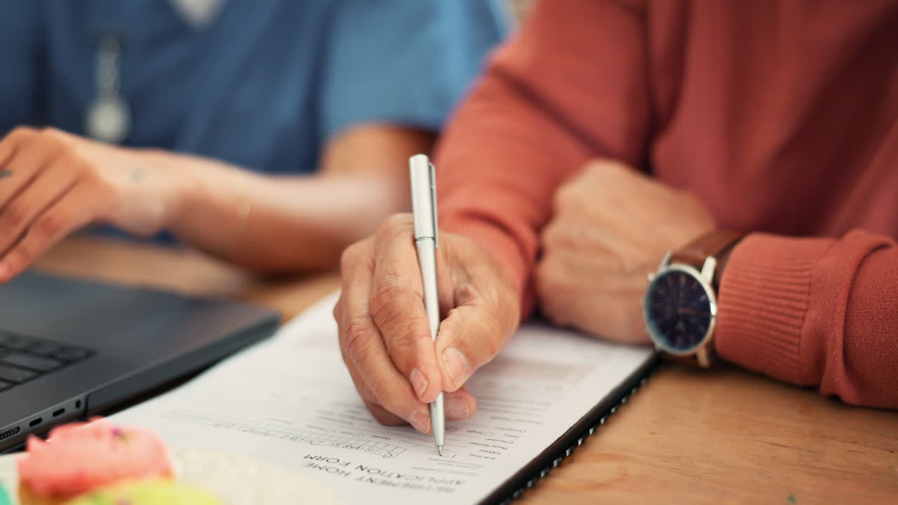 documentos, hombre mayor y primer plano con la enfermera