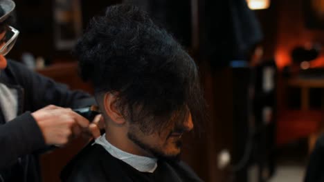 Hombre-Atractivo-En-La-Barbería