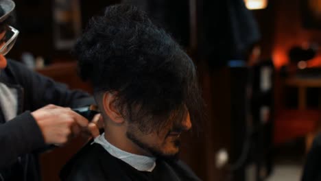 hombre atractivo en la barbería