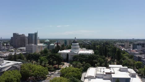 Amplia-Toma-Aérea-Del-Edificio-Del-Capitolio-Del-Estado-De-California-En-Sacramento-Durante-El-Día