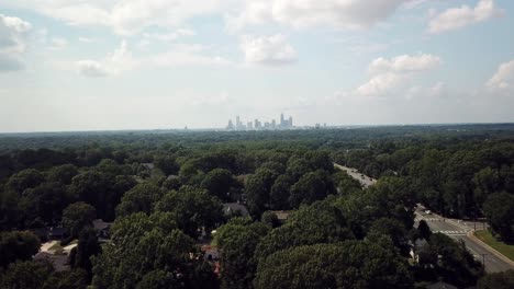 vista aérea del horizonte de charlotte nc en la distancia mientras el dron avanza