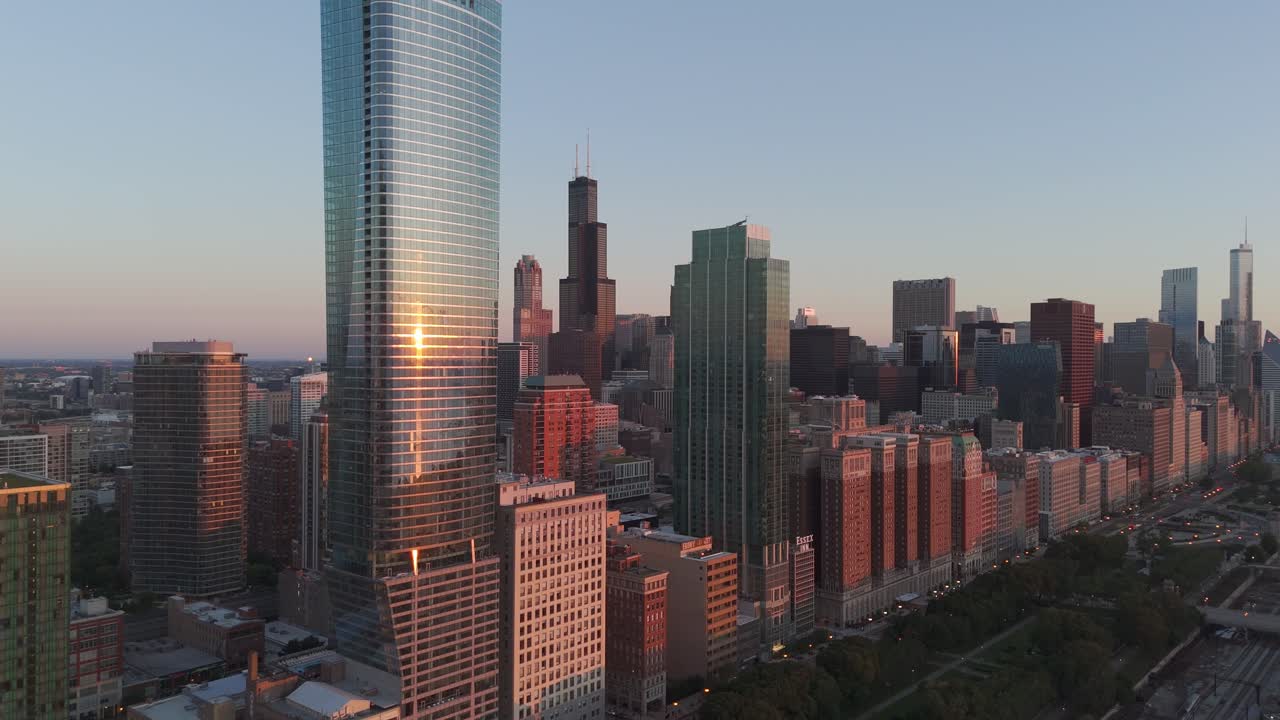 시카고의 스카이라인은 이른 아침 빛에 빛납니다.