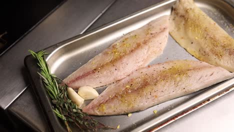 preparación de filetes de pescado sazonados