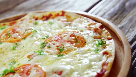 pizza al horno con aderezos de tomate cereza