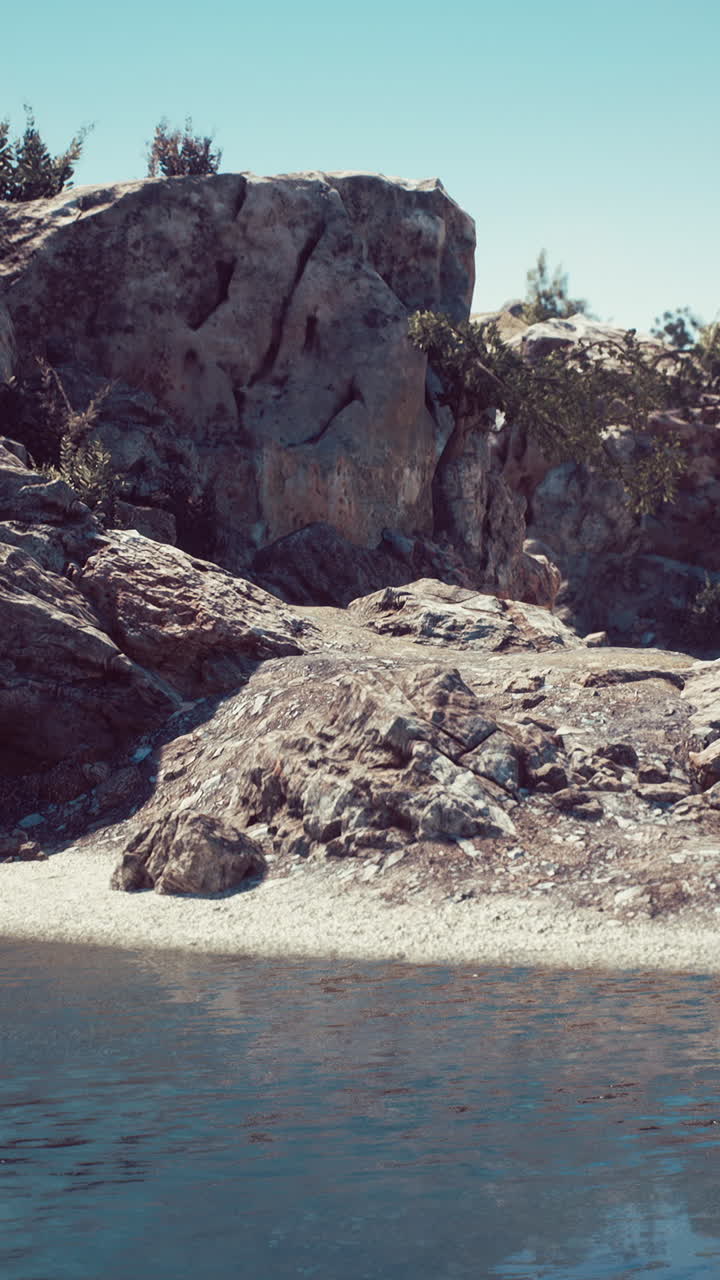 orilla rocosa con aguas tranquilas