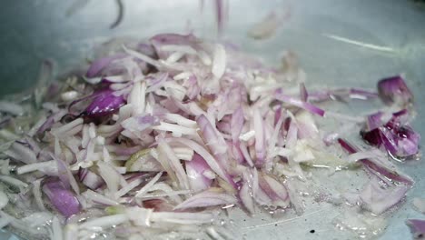 cebollas en rodajas fritas en una sartén