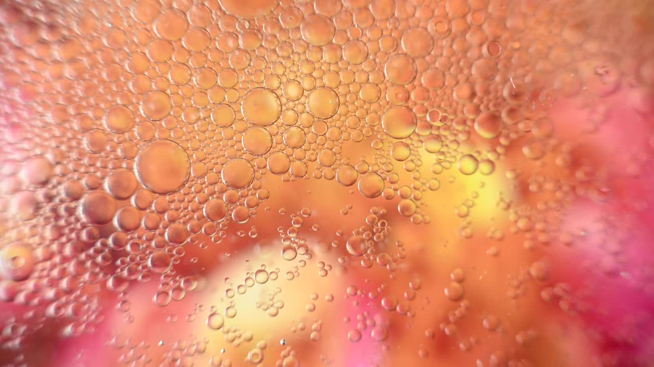 추상적인 기름은 다채로운 물에 떨어집니다.