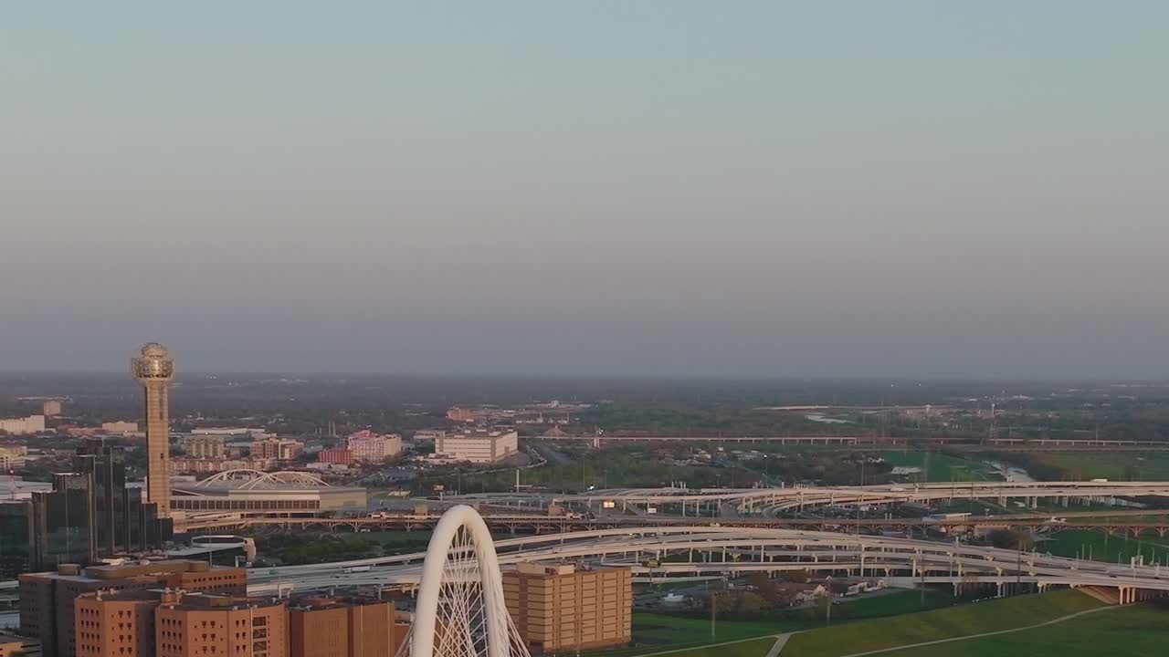 Vy över centrala Dallas med vägar och byggnader i Texas