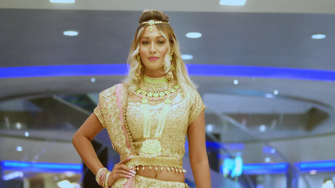 Ragazza indiana con abiti tradizionali indiani che cammina in un centro commerciale