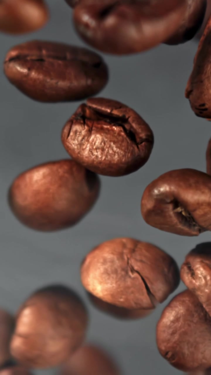 Messa a fuoco di chicchi di caffè tostati su sfondo grigio