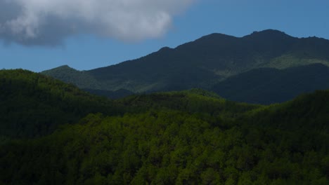 Imágenes-De-Drones-Del-Paisaje-Del-Pueblo-Rural-De-La-Montaña-China-De-Yunnan