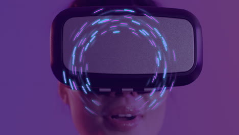 animación de rastros de luz brillante de la transferencia de datos sobre una mujer asiática usando auriculares vr