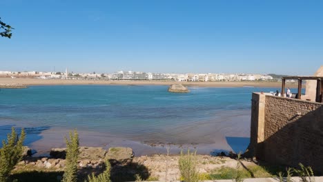 Hermoso-Paisaje-Panorámico-Del-Mar-Desde-La-Kasbah-De-Los-Udayas-En-Rabat,-Marruecos