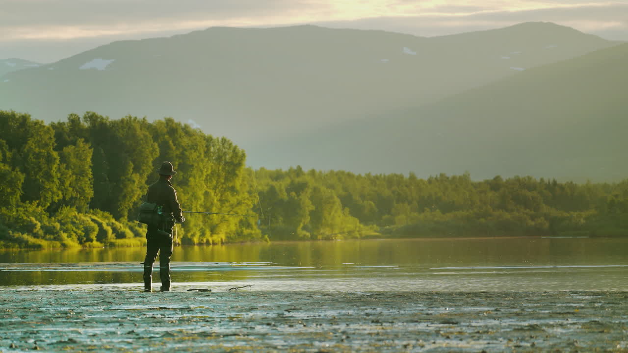 Nelayan sendirian memancing di alam Norwegia yang indah, Lovatnet.