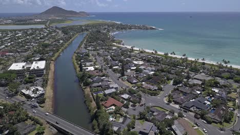Luftaufnahme-Von-Häusern-Entlang-Eines-Kanals-In-Kailua,-Oahu-An-Einem-Sonnigen-Tag-2