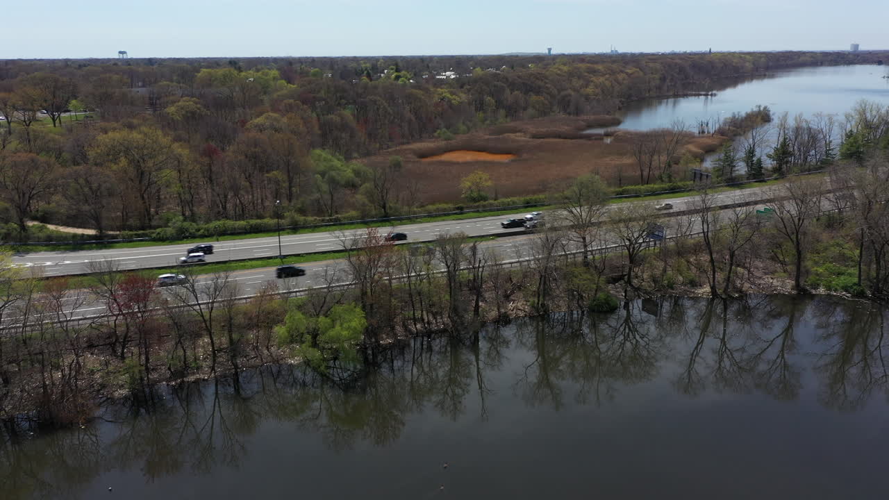낮 동안 반사되는 호수의 조감도