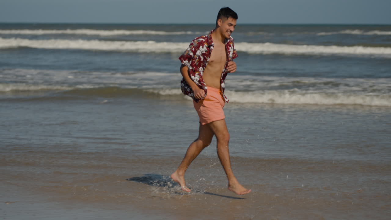 모래 위에서 달리는 젊은 남자