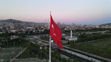 bandera turca al atardecer