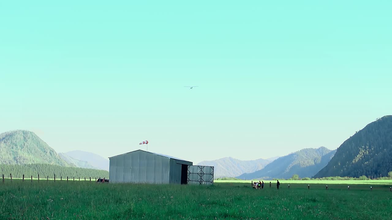 가 ⁇ 운 스포츠 비행기가 날아갑니다.