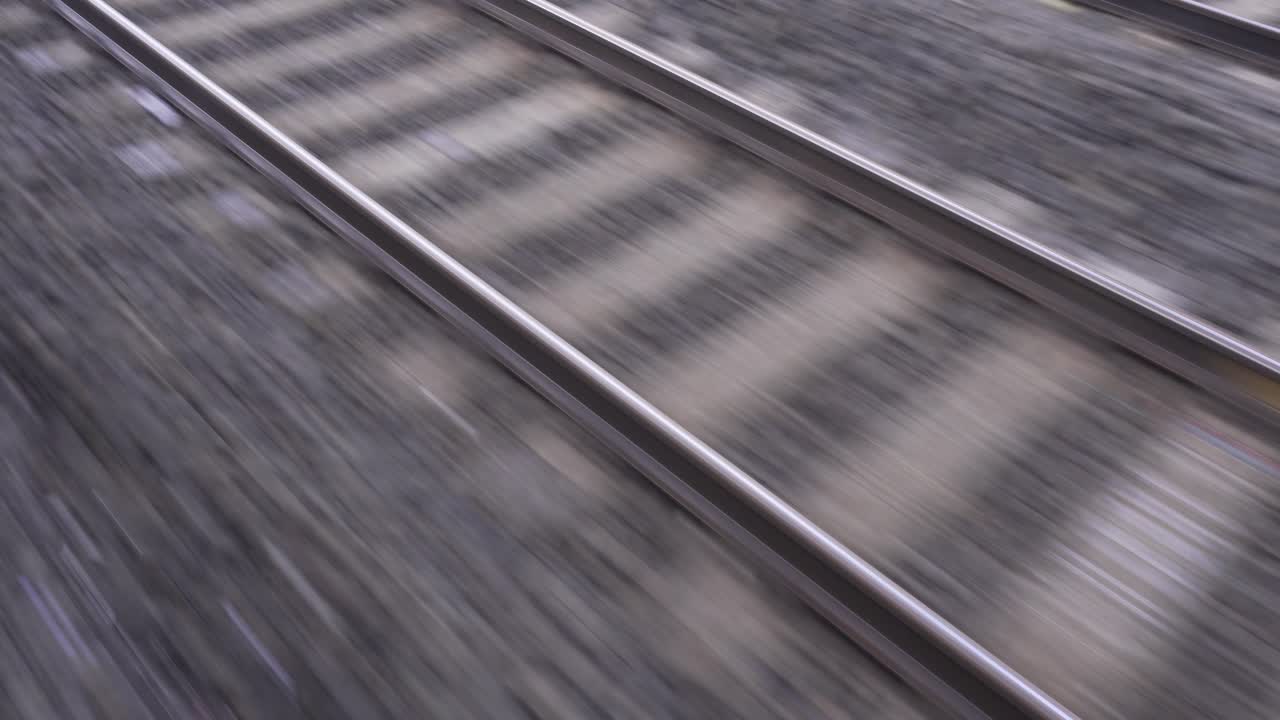 la línea al lado del tren en movimiento rápido