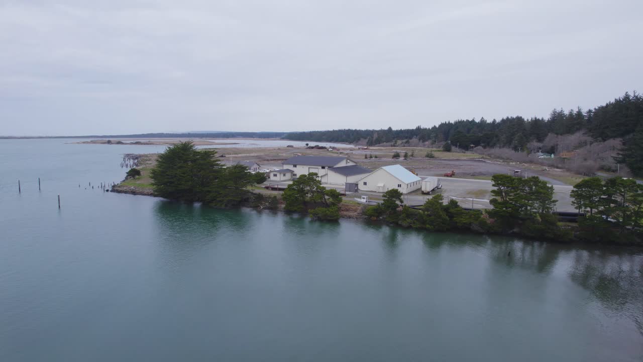 흐린 날에 하구와 바다 해안선을 따라 주택