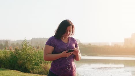 Junger-Läufer-Wählt-Playlist-Für-Morgendliches-Joggen