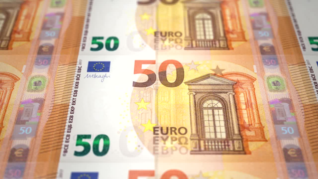 스크린에서 50유로 지폐가 지나갑니다.