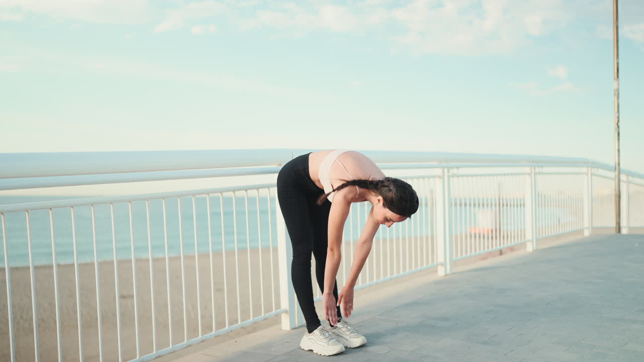 해변에서 어있는 여자
