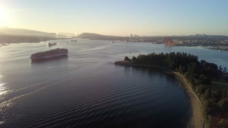 Cargo-Frachtschiffe-Segeln-Bei-Sonnenaufgang-In-Der-Nähe-Des-Stanley-Parks-In-Vancouver,-British-Columbia,-Kanada-über-Den-Burrard-Inlet