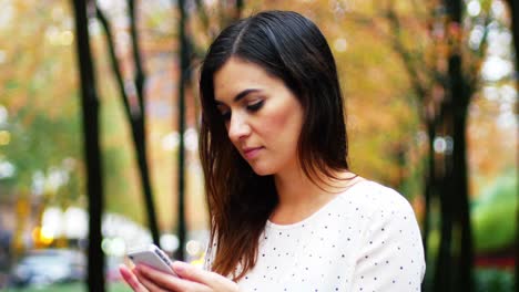 Mensajería-De-Texto-De-Mujer-De-Negocios-En-El-Teléfono-Móvil