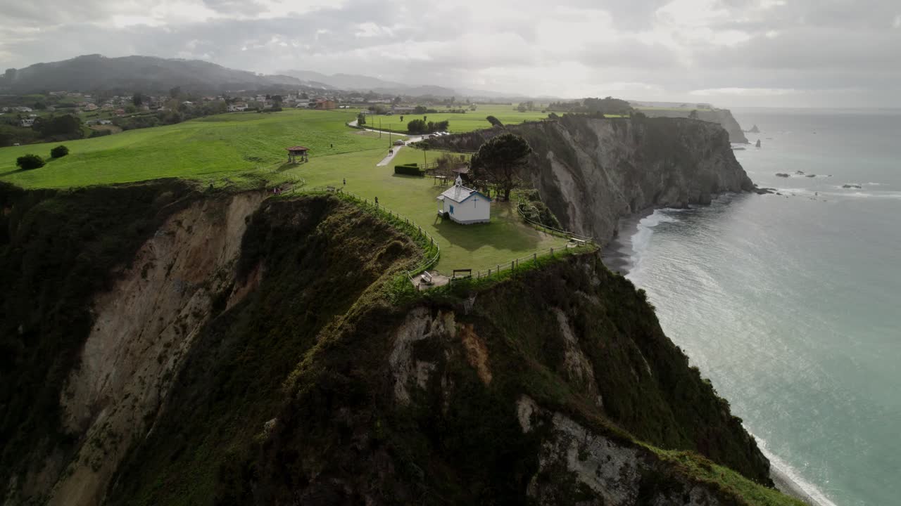 스페인 아스투리아스 에 있는 칸타브리아 해 의 가파른 절벽 에 위치한 자연 에 둘러싸인 작은 수도원 인 에르미타 데 라 레갈리나 의 뒤쪽 이 서서히 드러났습니다.