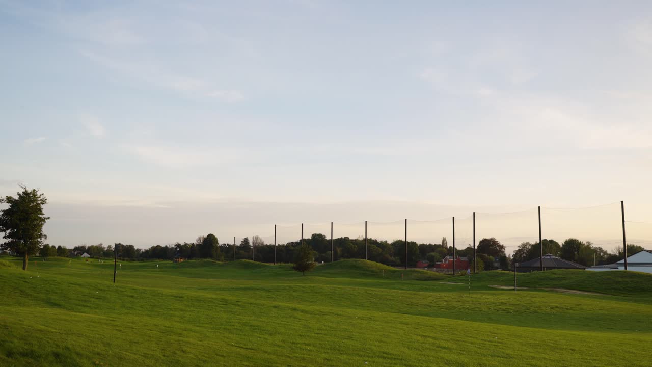 빈 드라이빙 레인지, 골프 선수나 공이 없습니다.