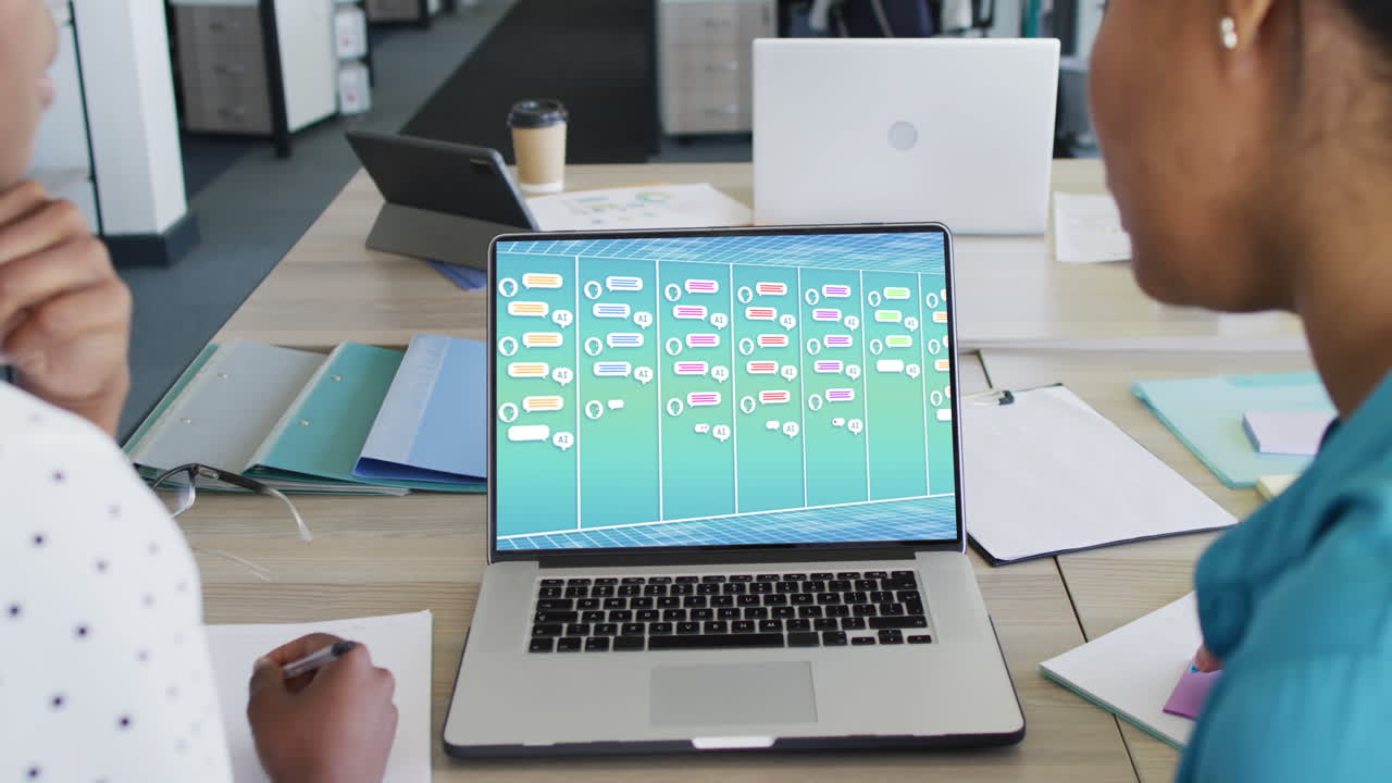 diversas personas de negocios que usan computadora portátil con iconos de medios en la pantalla en la oficina