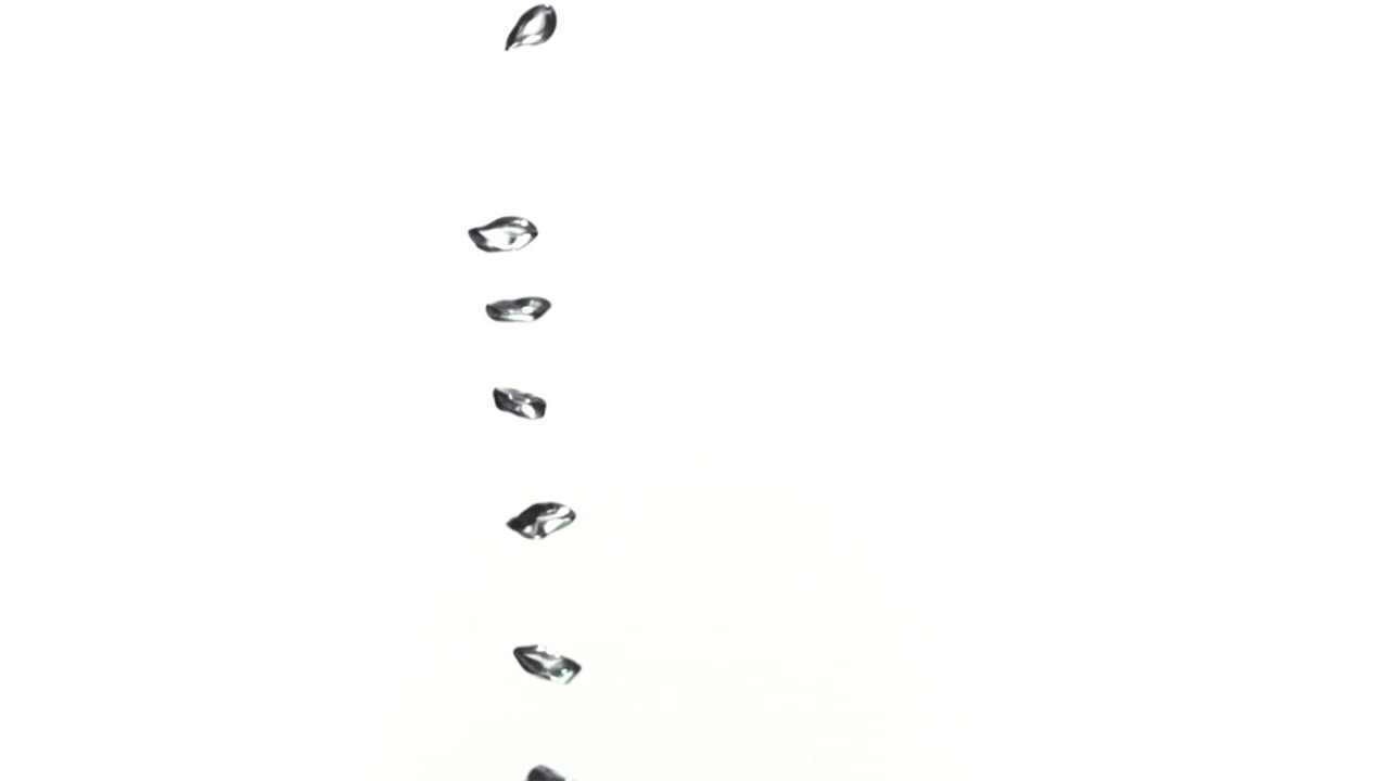 거품이 초 느린 동작으로 표면으로 이동합니다.