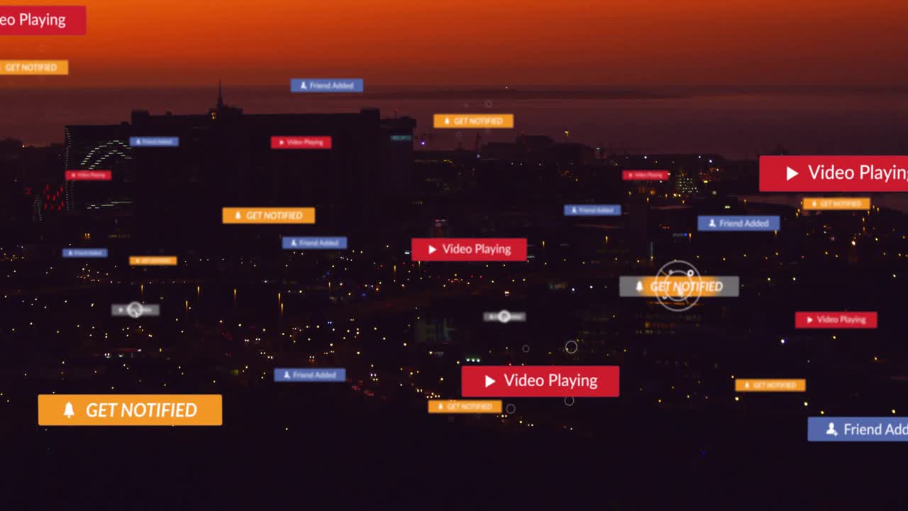 Paesaggio urbano al crepuscolo con animazione di notifiche social media su edifici e luci.
