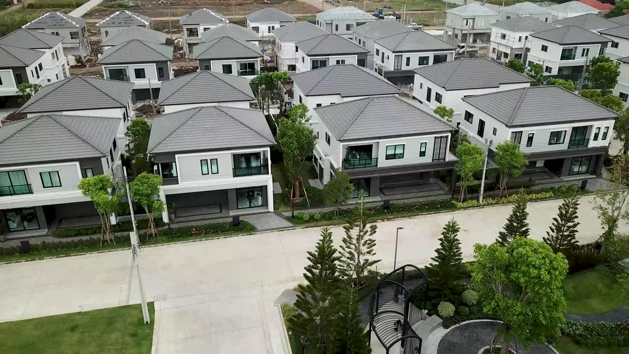 imágenes aéreas de la casa contemporánea moderna blanca y gris