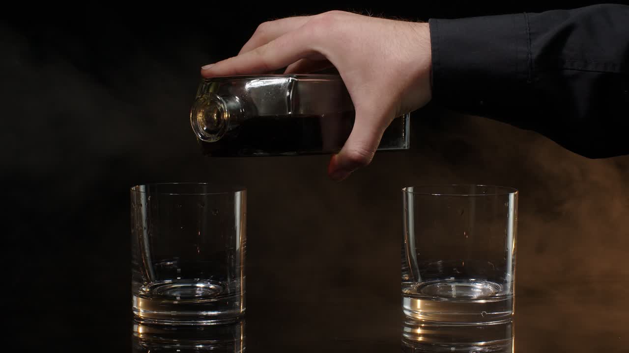 위스키를 잔에 부어 넣는 것