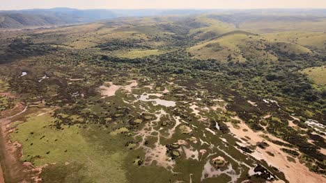 Ecosistema-De-Humedales-Con-Exuberante-Vegetación,-Aguas-Tranquilas,-Montañas-Distantes,-área-Rural:-Imágenes-Aéreas-Tomadas-Con-Drones