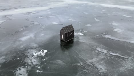 Relajarse-En-El-Hielo:-Una-Vista-Aérea-Del-Lago-Lac-La-Hache-Y-Sus-Chozas-De-Pesca-En-Hielo-En-Columbia-Británica,-Canadá