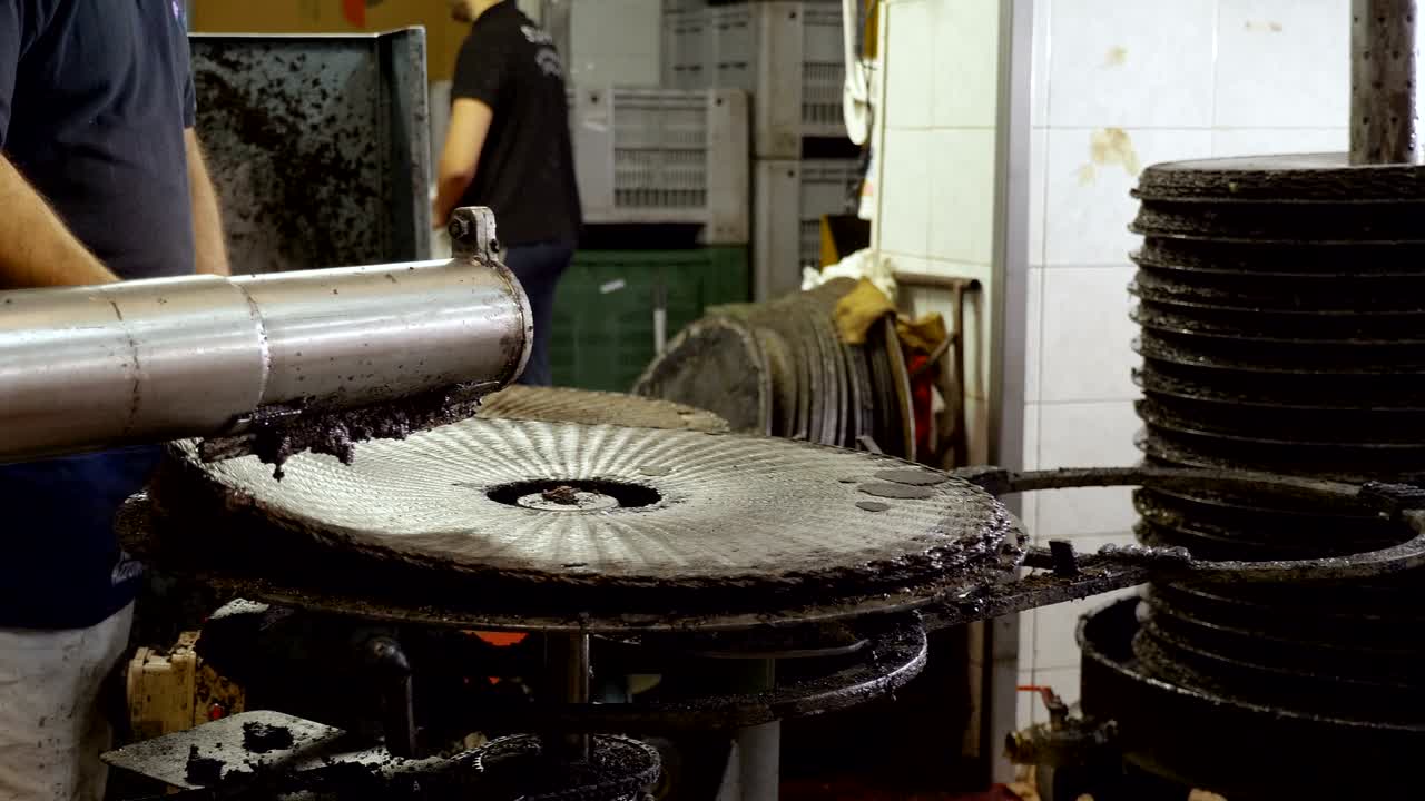 molino de aceite de oliva en el sur de italia: agricultor trabajando con un torno