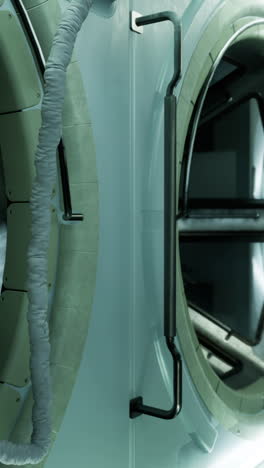 interior futurista de la nave espacial: primer plano del equipo mecánico