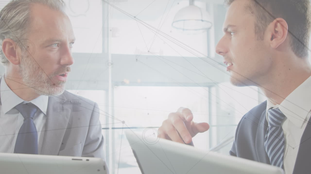 анимация сетей соединений над двумя кавказскими бизнесменами с помощью планшетов