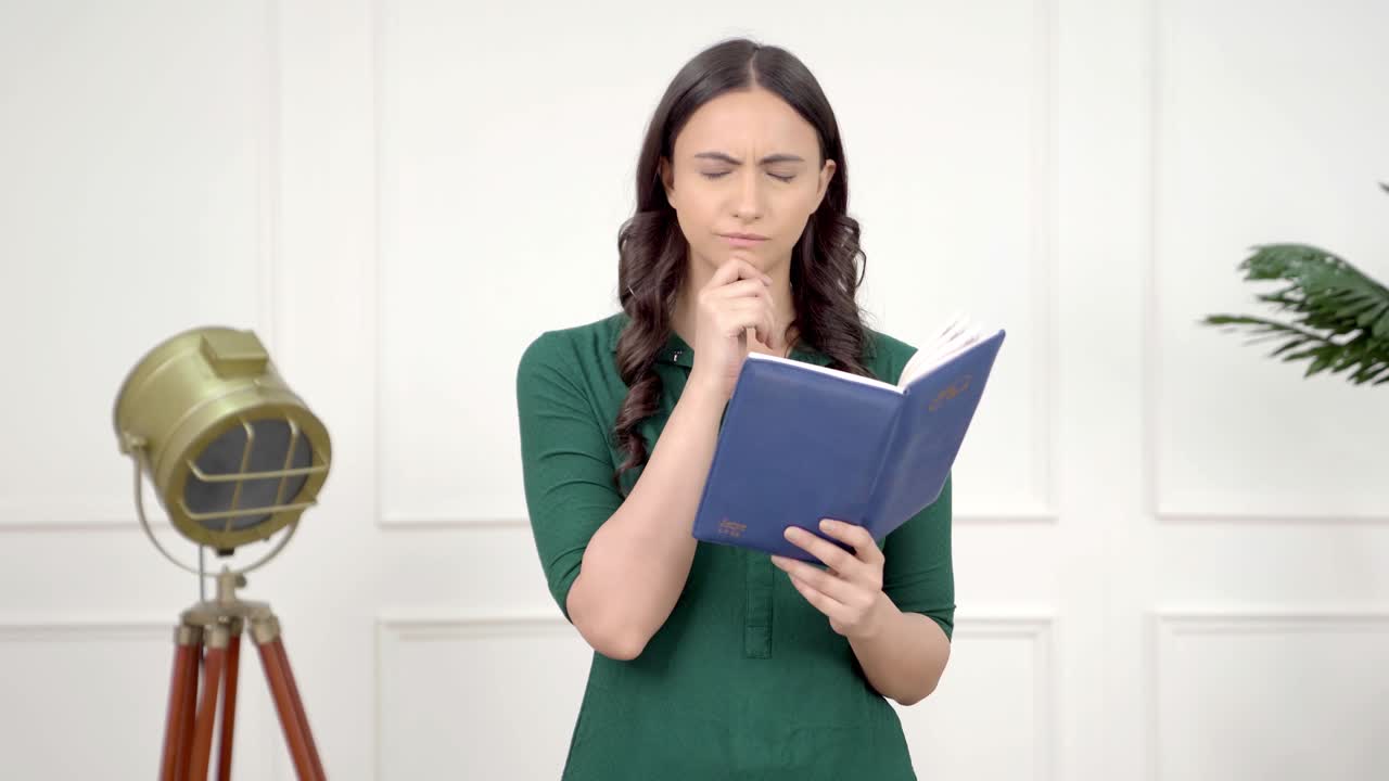 la chica india tiene una idea.