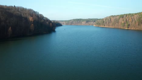 Aéreo:-Hermoso-Lago-Azul-Y-Bosque-Verde-En-El-Soleado-Día-De-Otoño