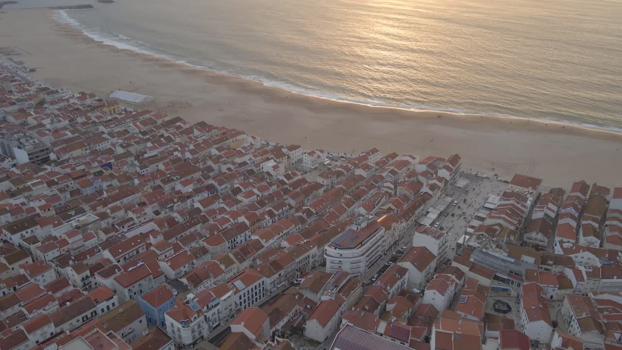 беспилотные съемки города назаре на побережье португалии, снятые во время заката золотого часа 4k
