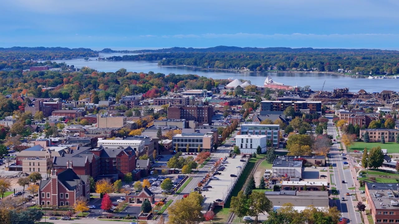 Letecký pohled na centrum města Holland, Michigan, s jezerem Macatawa a podzimním listím v USA.