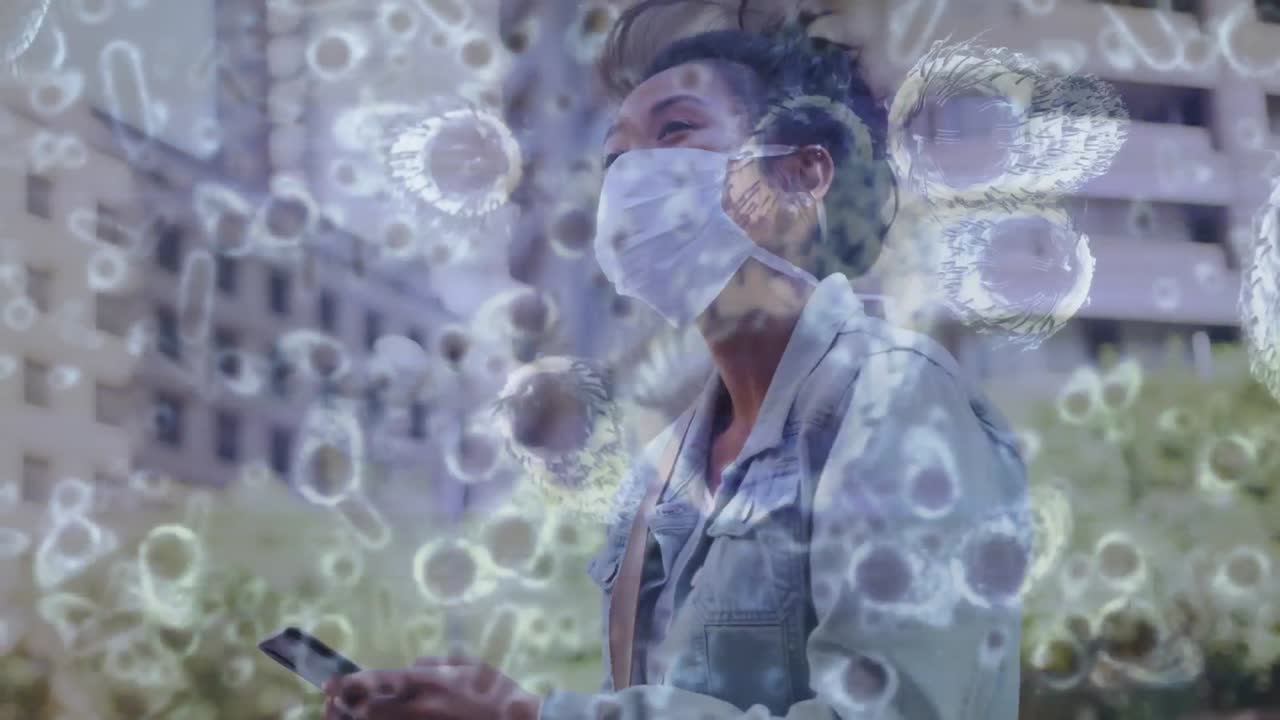 animación de células de covid-19 que se mueven sobre una mujer con máscara facial