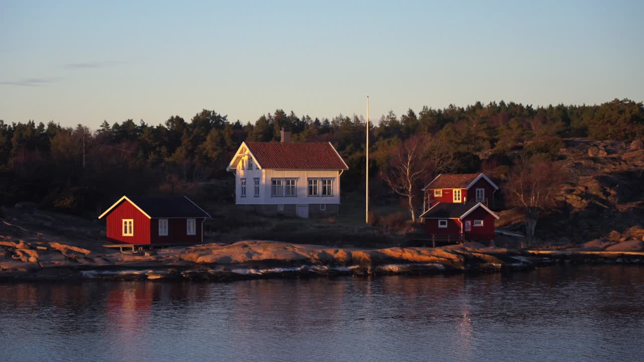 Sandefjord kystby tårn marina røde bygninger Strömstad Sverige kystlinje Oslofjorden Nakholmen øy indre Skandinavia solnedgang gyllen time yacht seilbåt ferge båttur