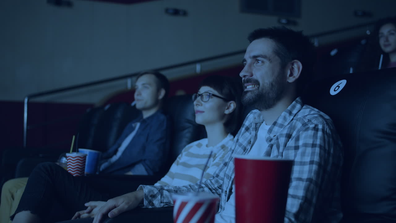 Spettatori che si godono un film al cinema